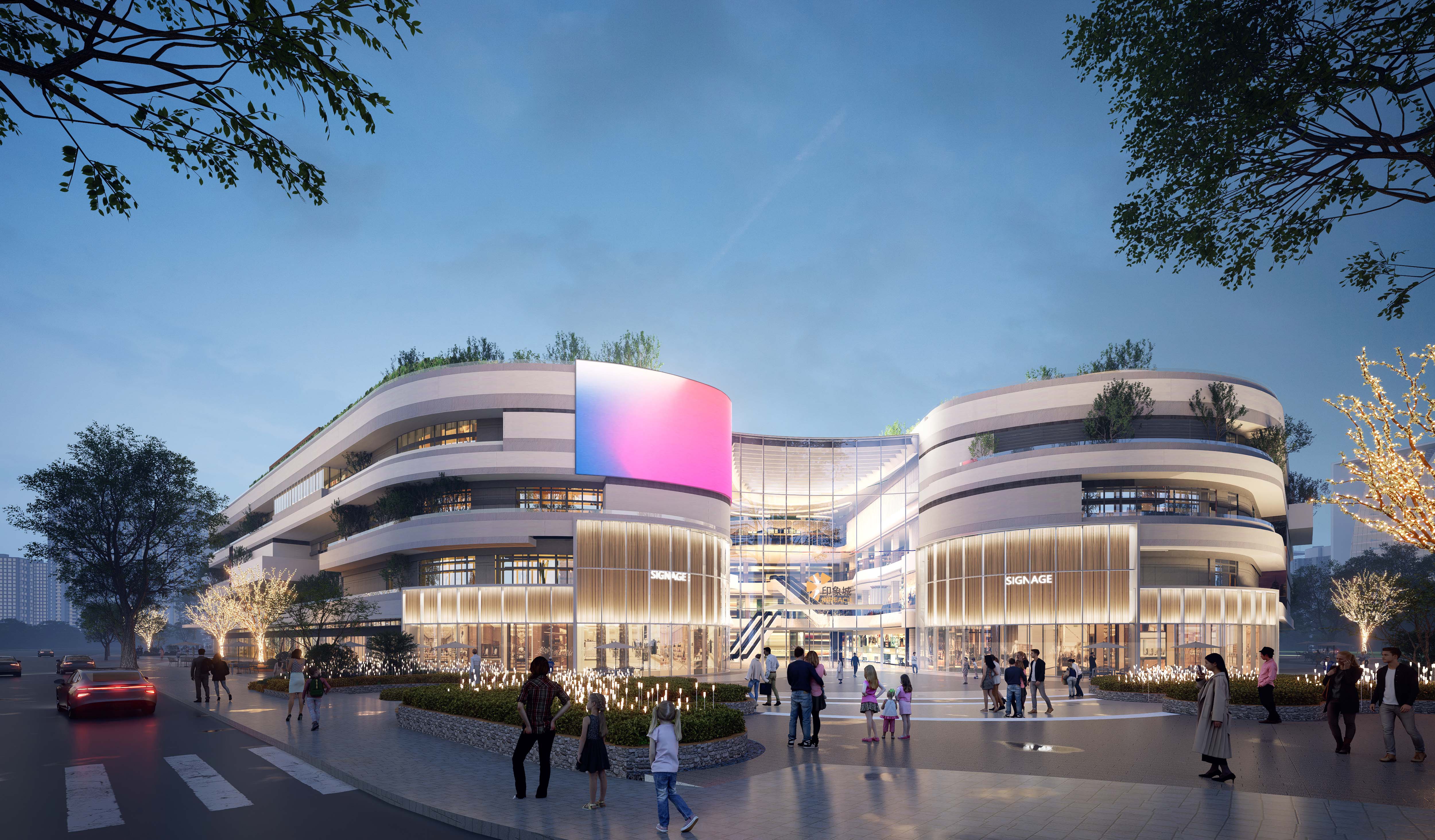 购物中心内现代圆形天花板，中央区域有三角形镜面装饰，周围环绕暖色灯光。